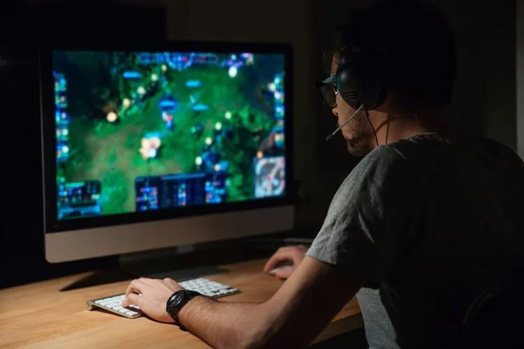 China cracks down on online video games
