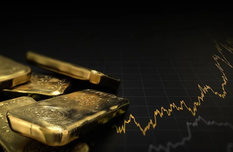 Gold prices fall slightly due to dollar recovery